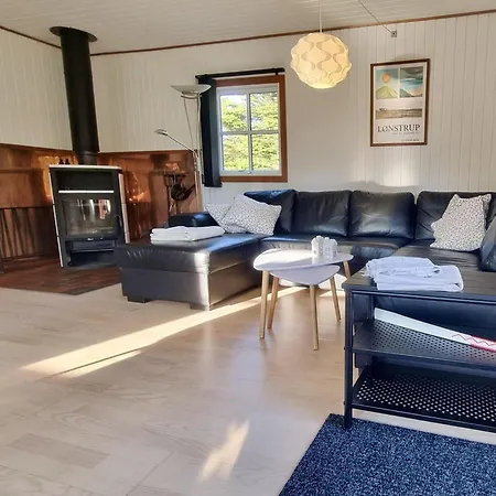 Helles-ferienhaus-mit-kamin-grossem-grundstueck-und-zwei-terrassen Hébergement de vacances Nørre Lyngby