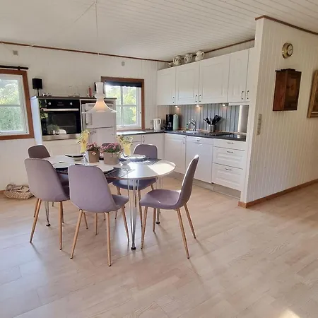 Helles-ferienhaus-mit-kamin-grossem-grundstueck-und-zwei-terrassen * Nørre Lyngby