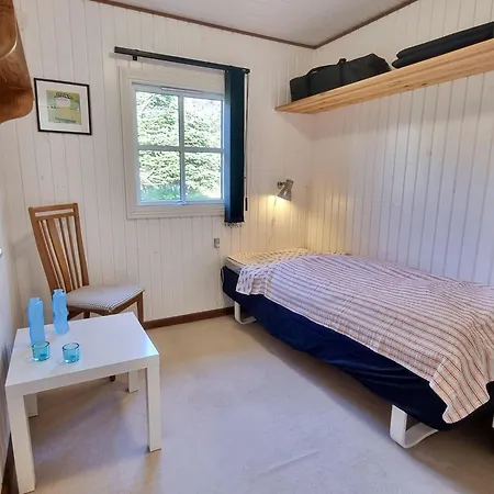 Helles-ferienhaus-mit-kamin-grossem-grundstueck-und-zwei-terrassen