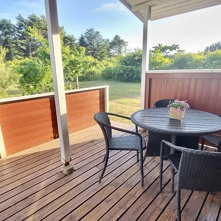 Helles-ferienhaus-mit-kamin-grossem-grundstueck-und-zwei-terrassen *