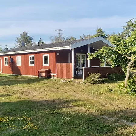 Helles-ferienhaus-mit-kamin-grossem-grundstueck-und-zwei-terrassen